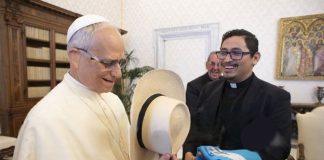 Papa León XIV recibe sombrero y bandera de Honduras