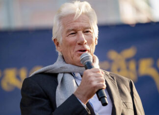 Richard Gere aprovecha visita a Barcelona para volver a mostrar su apoyo a ONG Open Arms