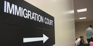 Multan con más de 1.8 millones a inmigrante hondureña que no acató la orden de deportación