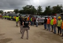 Las redadas migratorias en obras amenazan la industria de la construcción en EE.UU.