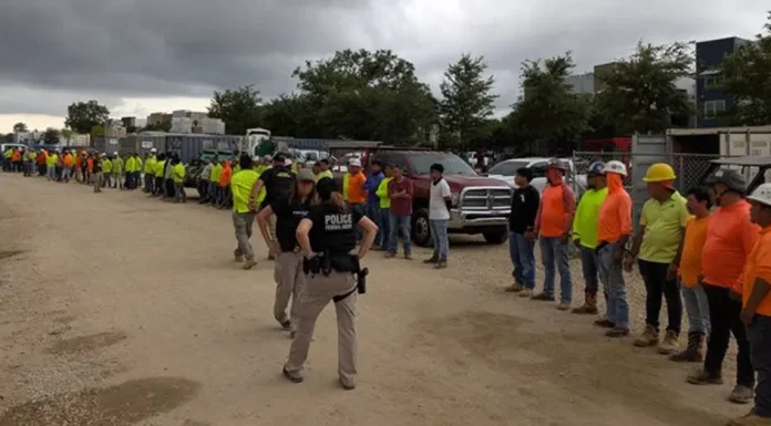 Las redadas migratorias en obras amenazan la industria de la construcción en EE.UU.