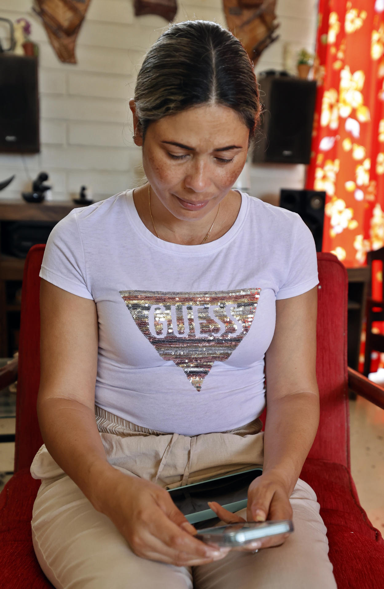 La cubana Heidy Sánchez habla en entrevista con EFE este miércoles, en La Habana (Cuba). EFE/ Ernesto Mastrascusa