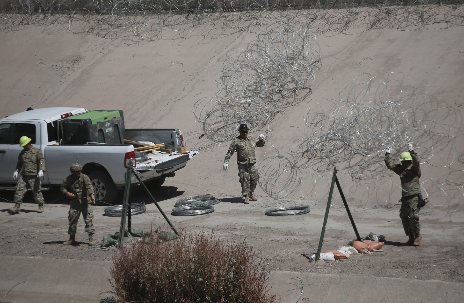 Elementos de la Guardia Nacional de Texas instalan barricadas de púas en la frontera con México, este miércoles en Ciudad Juárez, estado de Chihuahua (México). EFE/Luis Torres

