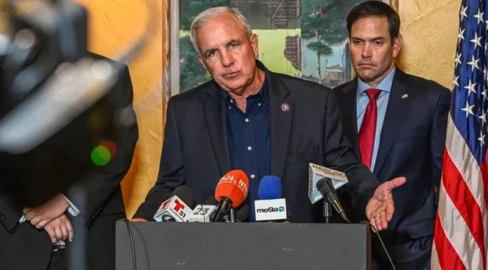 Congresista defiende centro de detención del ICE en Miami donde migrantes exclaman ‘SOS’