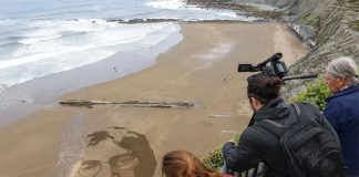 Los dibujos en la arena de un artista peruano transforman una playa del norte de España