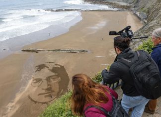 Los dibujos en la arena de un artista peruano transforman una playa del norte de España