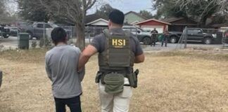 Madre de menor detenido por migración en Texas tras una semana perdido pide su liberación