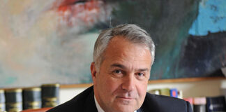 Dimiten el ministro de Migración y tres viceministros griegos por fraude con fondos UE