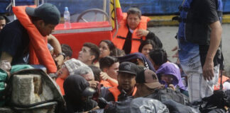 Panamá traslada a más de cien migrantes por mar hacia Colombia en su viaje de retorno