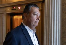 Senador por California removido a empujones de conferencia del Gobierno Trump por redadas