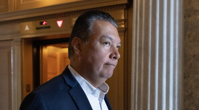 Senador por California removido a empujones de conferencia del Gobierno Trump por redadas