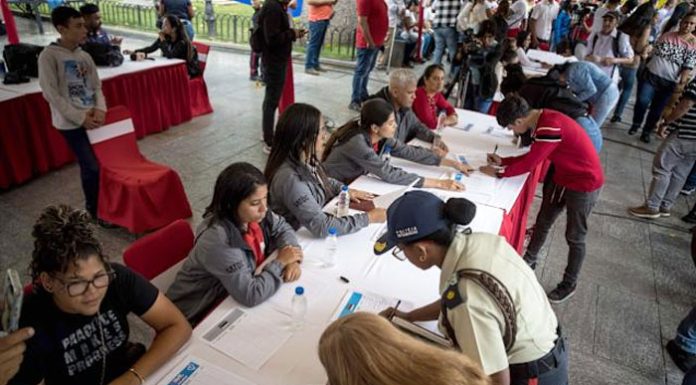 Presentan demanda contra ley de Florida que prohíbe a residentes legales recolectar firmas