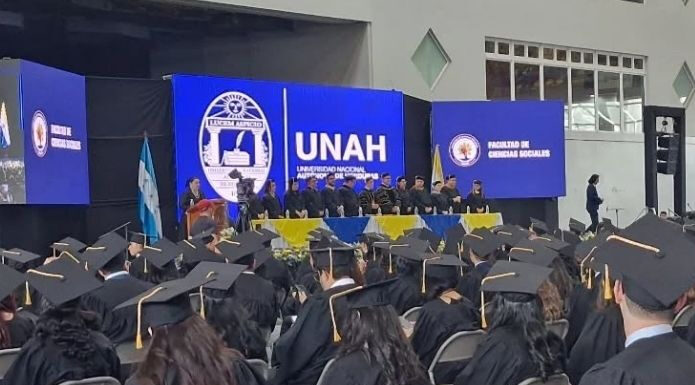 UNAH gradúa a 900 profesionales en diferentes carreras