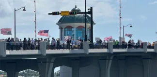 Miles de vecinos de Donald Trump van a su casa de Mar-a-Lago a gritarle: ‘No Kings’