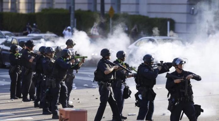 Indocumentados detenidos en Los Ángeles denuncian trato inhumano en cárcel migratoria