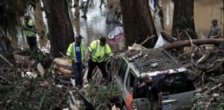 Texas iza las banderas a media asta en honor a los más de cien muertos tras inundaciones