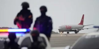 Aterrizan en Venezuela dos aviones con los 252 migrantes que estaban presos en El Salvador