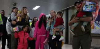 Venezuela recibe a siete de los 31 niños que denuncia como «secuestrados» en EEUU