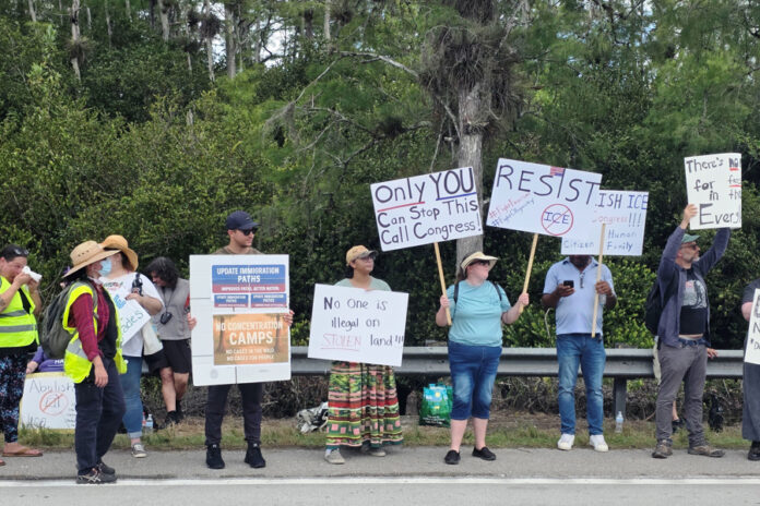 Protestas reciben a Trump durante su visita al centro Alcatraz para migrantes en Florida