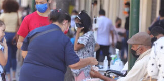 Tras ordenanza gubernamental, se dispara precio de mascarillas y gel antibacterial en Honduras