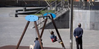 España aumenta a 19 semanas el permiso laboral retribuido para cuidar hijos pequeños