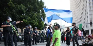 «Aquí estamos y no nos vamos”, el mensaje de resistencia de latinos en Los Ángeles a Trump