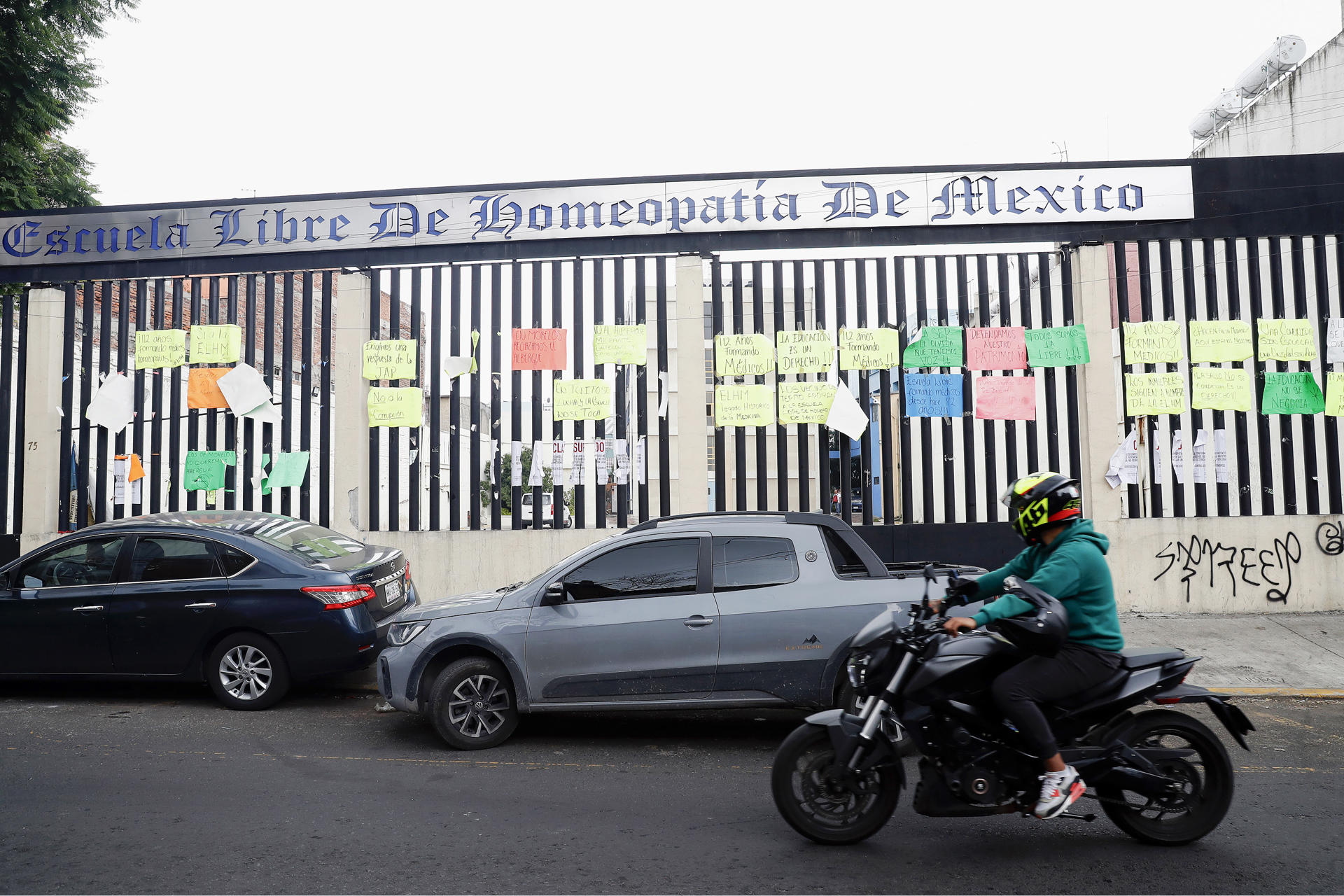 Fotografía que muestra el exterior de la sede de la 'Escuela Libre de Homeopatía de México' con carteles de protesta este martes, en Ciudad de México (México). EFE/ Mario Guzmán
