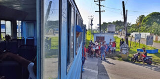 El tren a la playa, una alternativa económica para muchas familias cubanas en plena crisis
