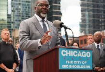El acalde de Chicago ordena a los funcionarios locales no colaborar con agentes federales