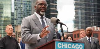 El acalde de Chicago ordena a los funcionarios locales no colaborar con agentes federales