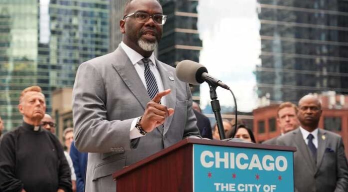 El acalde de Chicago ordena a los funcionarios locales no colaborar con agentes federales