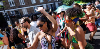 Bandas afrocaribeñas y carrozas en los desfiles del carnaval londinense de Notting Hill
