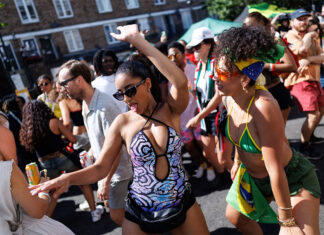 Bandas afrocaribeñas y carrozas en los desfiles del carnaval londinense de Notting Hill