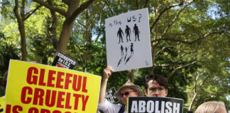 Arrestan a 15 personas en una marcha en apoyo a migrantes retenidos por ICE en Nueva York