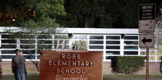 Texas enfrenta demanda por ley que prohíbe debates sobre raza y género en escuelas