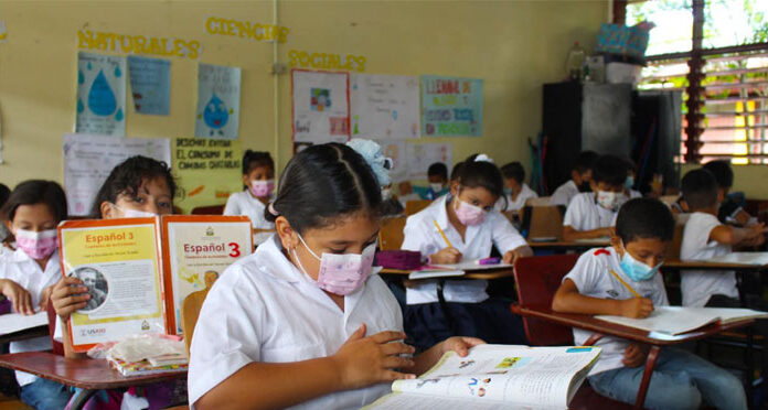 Educación seguirá monitoreando condiciones climáticas para determinar si suspende clases en la capital