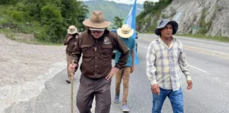 Padre Leopoldo Serrano llega al sexto día de la caminata con los pies llagados
