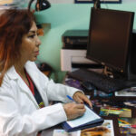 Fotografía del 16 de agosto del 2025 de la propietaria y médico en jefe de la clínica Unidad Médica Bassaury, Sarahí Hernández, hablando con un paciente en Ciudad Nezahualcoyotl (México). EFE/ Sáshenka Gutiérrez