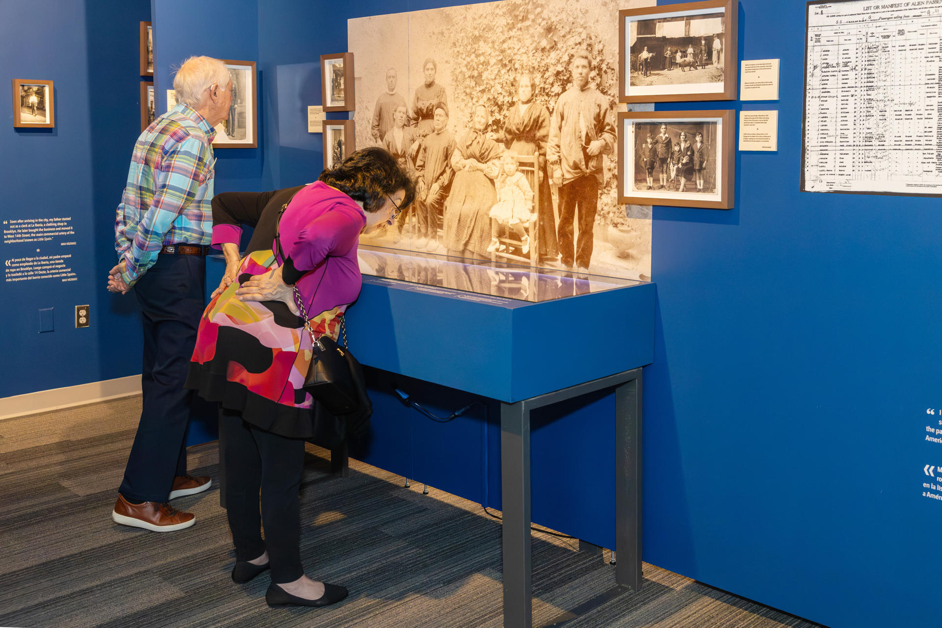 Fotografía cedida por la Fundación Consejo de España-EEUU que muestra asistentes a la exposición 'Emigrantes invisibles' este miércoles, en Miami (Estados Unidos). EFE/ Fundación Consejo De España- EEUU/SOLO USO EDITORIAL/SOLO DISPONIBLE PARA ILUSTRAR LA NOTICIA QUE ACOMPAÑA (CRÉDITO OBLIGATORIO)
