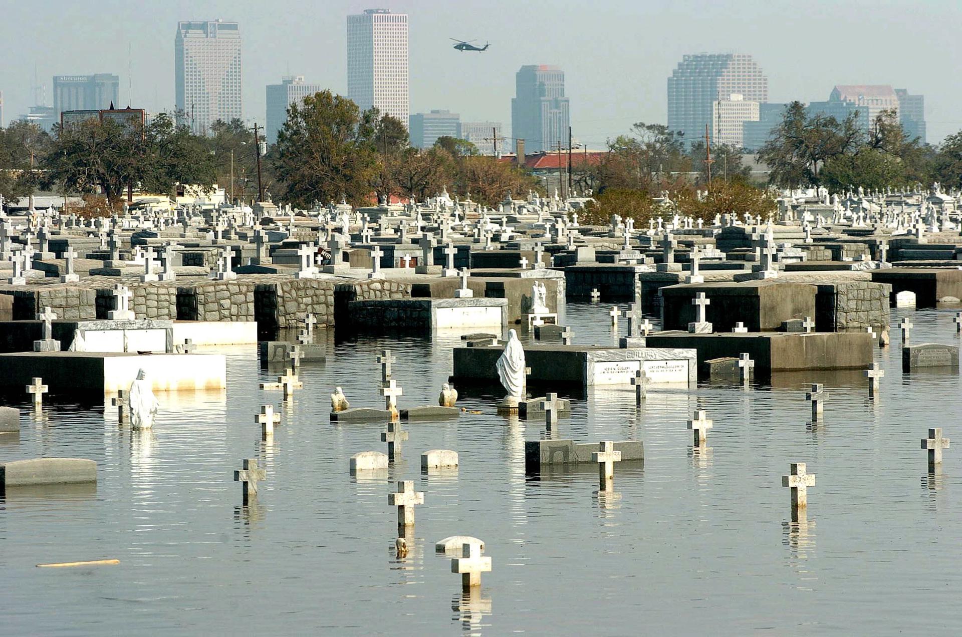 Fotografía de archivo del 6 de septiembre de 2005 donde se observa el cementerio Metairie inundado por el paso del huracán Katrina en la ciudad de Nueva Orleans, Luisiana (Estados Unidos). EFE/ Gerardo Mora