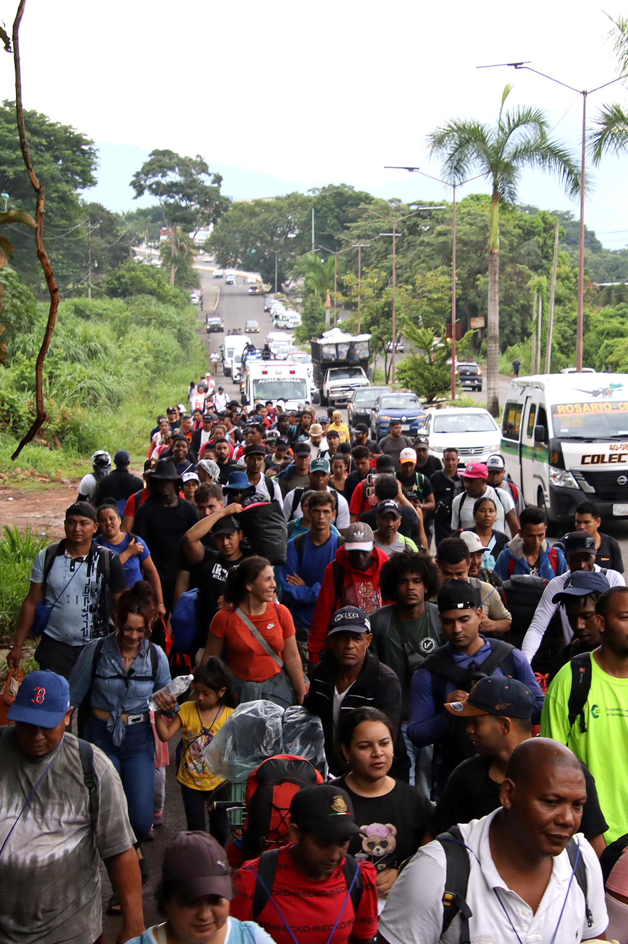 Personas caminan en una caravana migratoria con destino a Estados Unidos este miércoles, en el municipio de Tapachula, estado de Chiapas (México). EFE/ Juan Manuel Blanco
