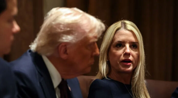 EEUU demanda a Illinois por leyes que ayudan a estudiantes sin estatus migratorio