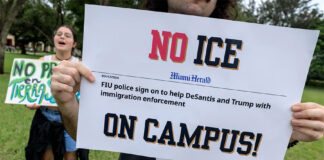 Universitarios protestan contra presencia del Servicio de Inmigración en campus de Florida