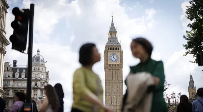 Reino Unido exigirá a los migrantes aportar a la sociedad para ganar el derecho a quedarse