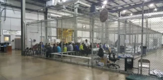 Reprimen con gases y balas de goma una protesta frente a un centro migratorio en Chicago