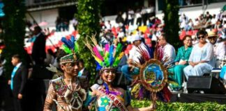 Estudiantes muestran con orgullo su identidad nacional con trajes culturales