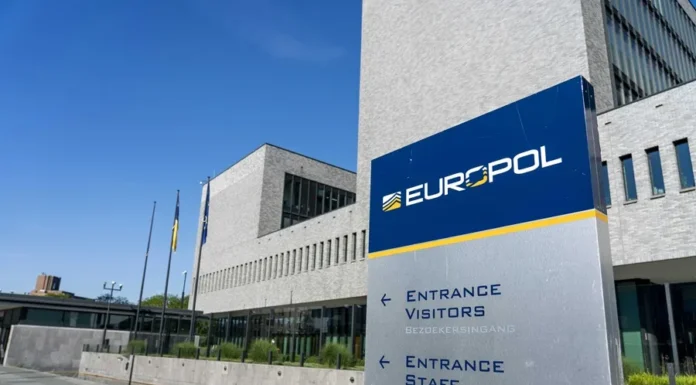 Eurocámara apoya crear centro permanente contra el tráfico de migrantes dentro de Europol