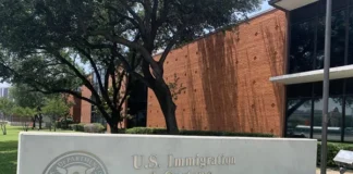 Suben a tres las muertes en tiroteo a un centro de ICE en Texas que deja varios heridos