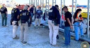 Trump afirma que empresas extranjeras pueden traer a sus empleados a EEUU por «un tiempo»