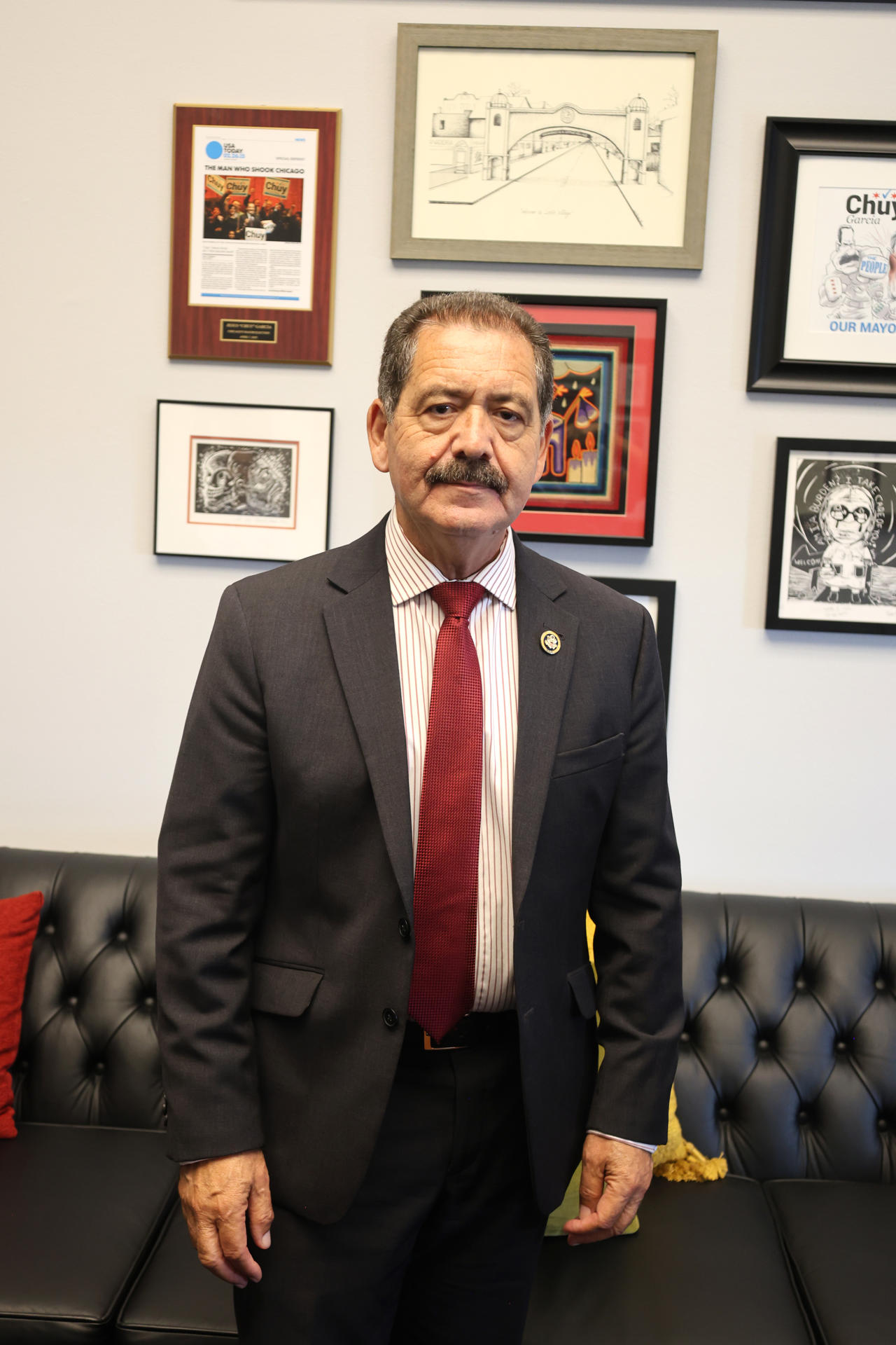 El congresista demócrata de Chicago Jesús 'Chuy' García posa durante una entrevista con EFE este martes, en Washington (Estados Unidos).EFE/ Octavio Guzmán